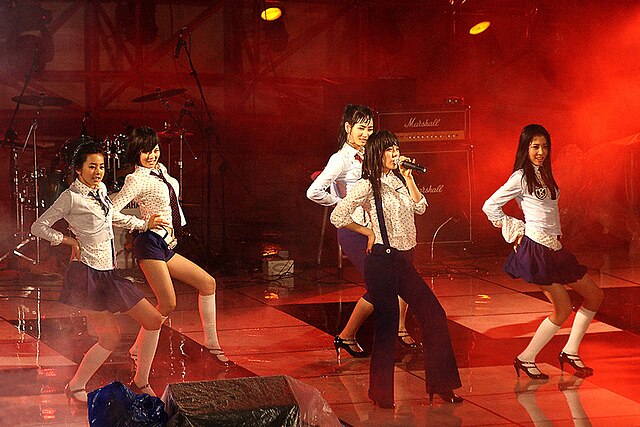 Wonder Girls performing "Irony" at Hanyang University in March 2007