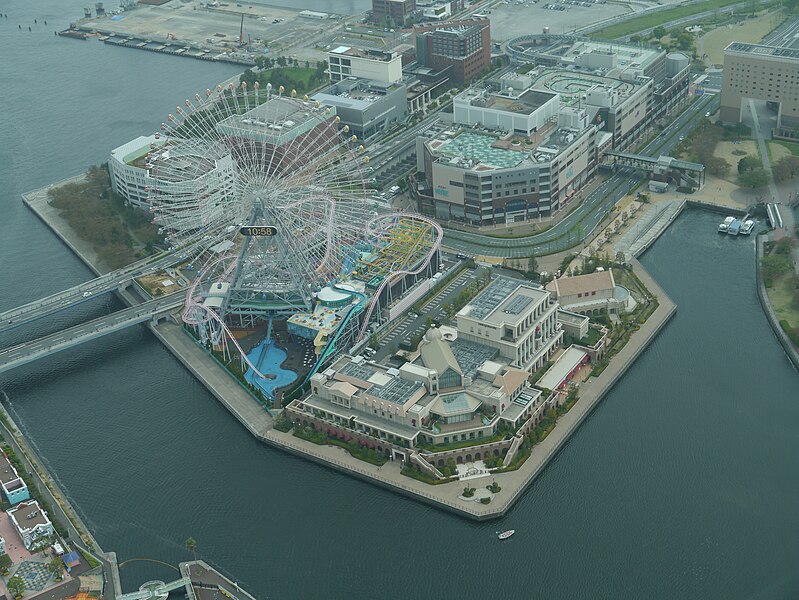 File:Yokohama Landmark Tower Blick auf das Cosmo Clock 21 1.jpg