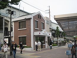 Kōban Yoshikawan rautatieaseman edustalla