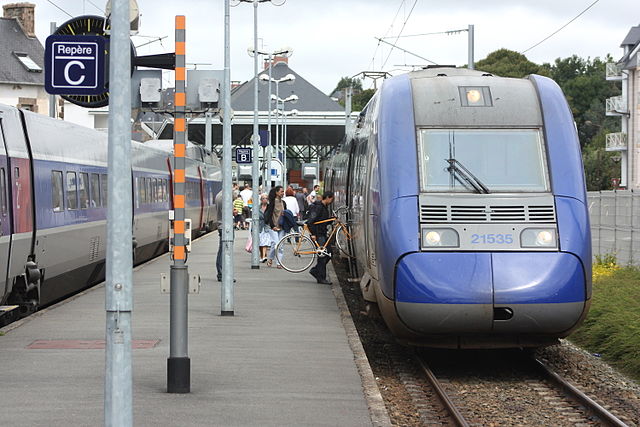Z 21500 et TGV A à quai