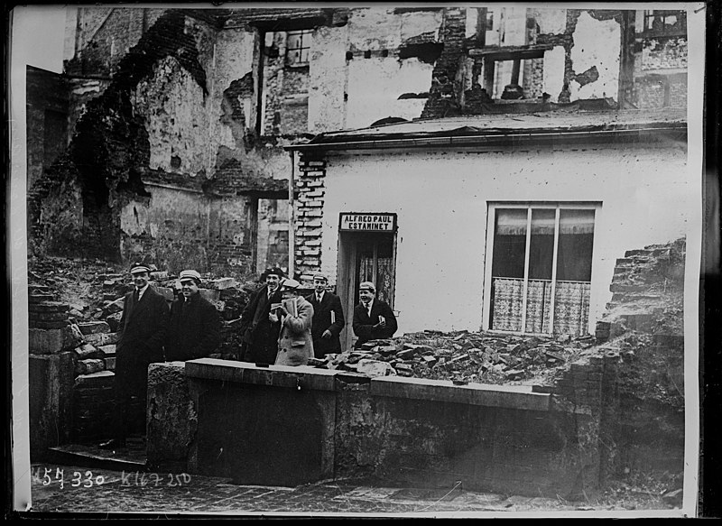 File:Étudiants sortant d'un estaminet dans les ruines de la rue de l'université de Louvain.jpg