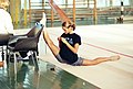 Une gymnaste travaille son grand écart latéral à un angle supérieur à 180°.