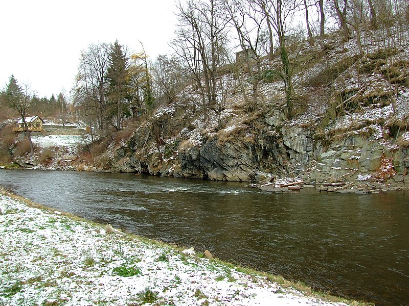 File:Český Krumlov, skály u Vltavy II.jpg