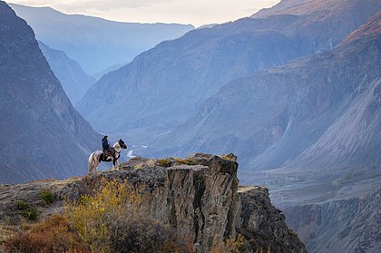 Vista do vale do rio Chulyshman na Reserva Natural de Altai. É um santuário ecológico, uma reserva natural estrita nas montanhas Altai, no sul da Sibéria, Rússia. Faz parte do Patrimônio Mundial da UNESCO “Montanhas Douradas do Altai”, reconhecida como uma área de alta biodiversidade e isolada da intrusão humana. Também está incluída na Rede Mundial de Reservas da Biosfera da UNESCO. A Reserva de Altai inclui os 30 km da margem leste do lago Teletskoye e se estende por 230 km nas altas montanhas a sudeste do lago. Está situada nos distritos de Ulagansky e de Turochaksky no norte e leste da República de Altai. (definição 4 000 × 2 656)