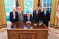 Buzz Aldrin (úplne vľavo) a Michael Collins (druhý zľava) v Bielom dome pri príležitosti 50. výročia prvého pristátia ľudí na Mesiaci, 19. júl 2019