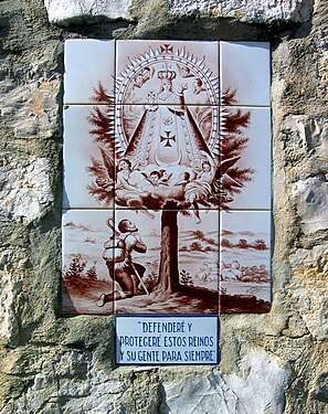 Detalle de plafón cerámico con la representación de la Virgen de Tejeda a la entrada del Monasterio de Tejeda, Garaballa (Cuenca).