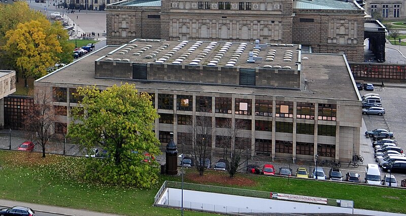 File:13-10-25-landtag-sachsen-blick-vom-dach-RalfR-28 (cropped) Funktionsgebäude Semperoper.jpg