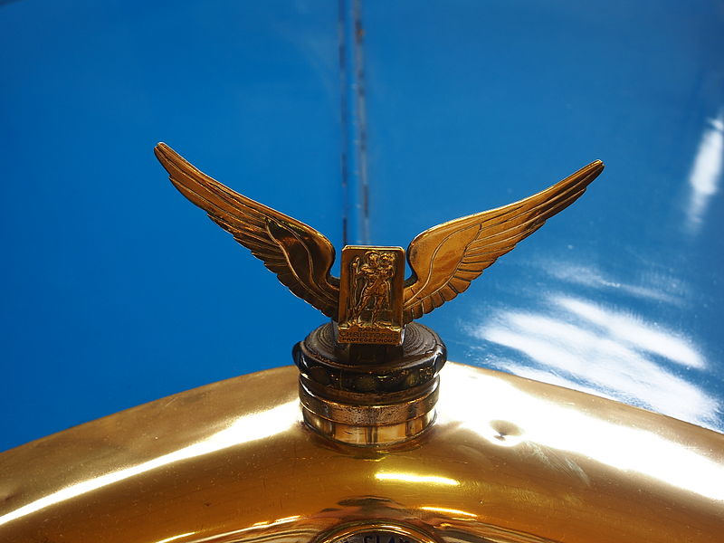 File:1926 Delaugere et Clayette V, 4 cyl 10CV ornament at the Musée Automobile de Vendée pic-3.JPG