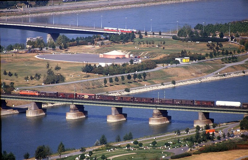 File:196R29180890 Donauturm, Blick vom Donauturm, Nordbahnbrücke, Güterzug, Floridsdorferbrücke.jpg