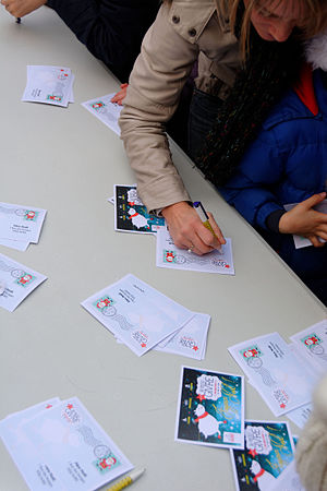 Écriture de cartes postales pour le Père Noël.