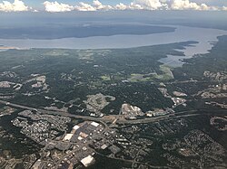 Arka planda Aquia Creek ve Potomac Nehri ile birlikte Garrisonville (ön planda) ve Aquia Limanı'nın (ortada) havadan görünümü