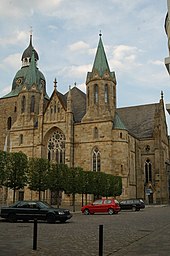 Marktplatz mit Kirche im Stadtzentrum