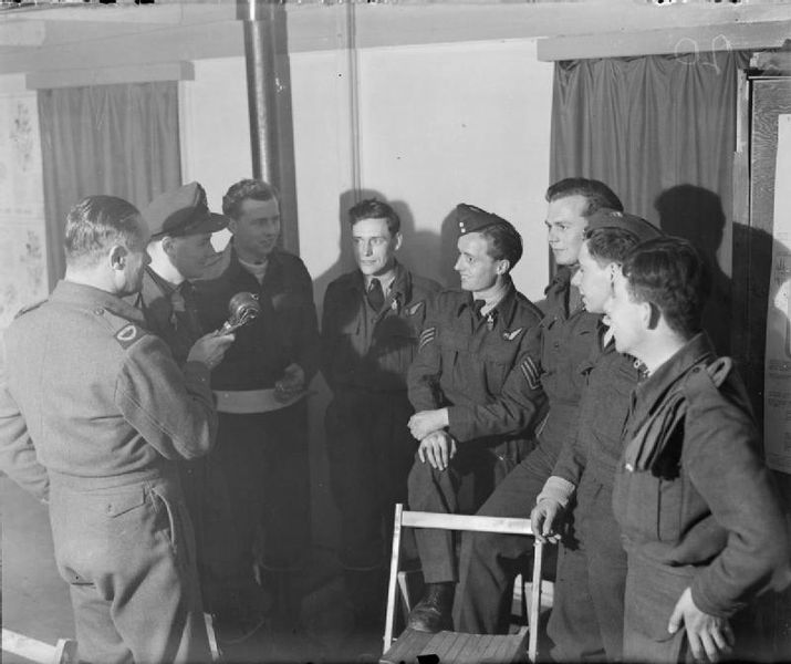 File:630 Squadron crew WWII IWM CH 12778.jpg