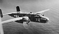 Un bombarder B-25 Mitchell de l'esquadró de bombarders 77 voleiant pel sud-oest de l'illa.