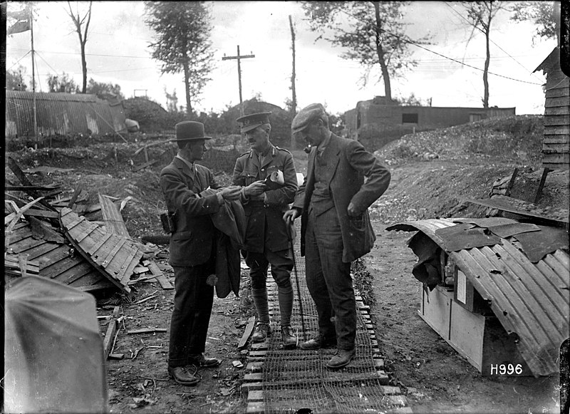 File:A New Zealand Brigadier General talking to New Zealand journalists, World War I (21311273198).jpg