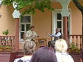 Gli attori recitano Čechov nella veranda della sua casa a Melichovo nel giugno 2011