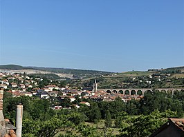 Gezicht op Aguessac en spoorwegviaduct