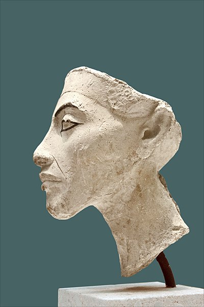 File:Akhenaten - Ägyptisches Museum Berlin - Neues Museum.jpg