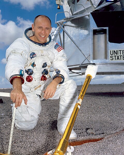 Archivo:Alan Bean NASA portrait (S69-38859).jpg