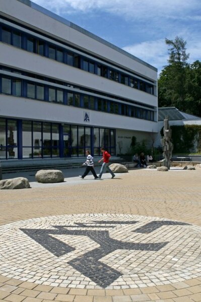 File:Allgäu-Gymnasium Kempten Nordpausenhof.jpg