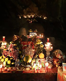 Altar of Prime Minister Lu Gia inside Cac Co Cave - Bàn thờ Thừa tướng Lữ Gia trong hang Cắc Cớ (2).jpg