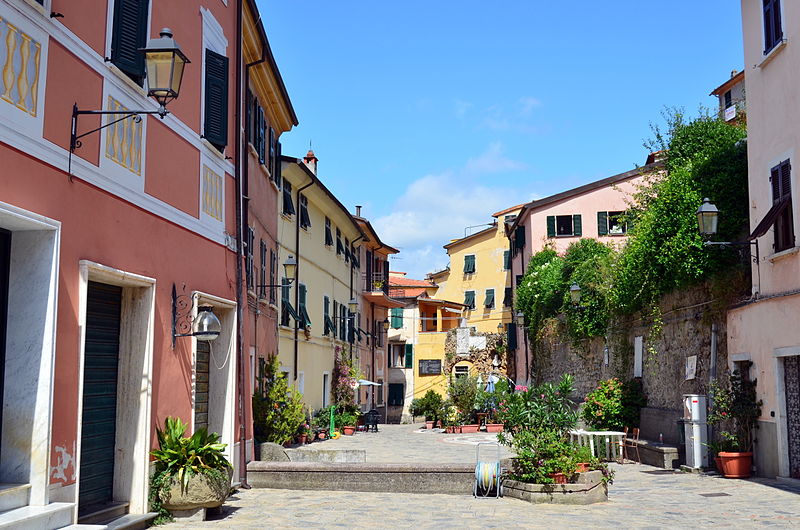 File:Ameglia-borgo storico1.jpg