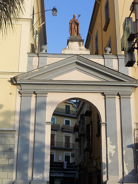 File:Arco di San Catello.jpg