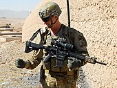 Australischer Soldat mit einem Heckler amp; Koch HK417 Gewehr in Afghanistan im Jahr 2013.jpg