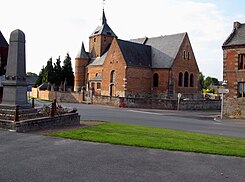 Autreppes église fortifiée et monument-aux-morts.jpg