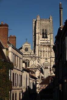 Fichier:Auxerre_-_Église_Saint-Pierre.jpg