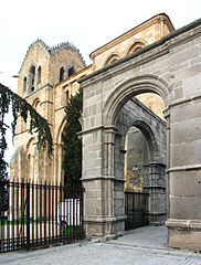 Portal de entrada en la fachada oeste / Entrance gate at the west facade