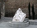 Statue der hl. Teresa am Eingangstor Puerta del Alcázar der Stadtmauer von Ávila