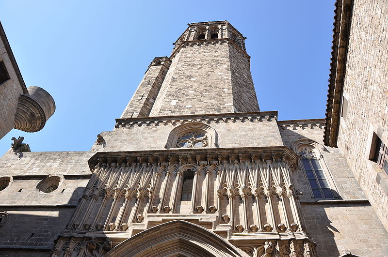 File:Barcelona. Catedral. Porta de Sant Iu i campanar (14556555849).jpg