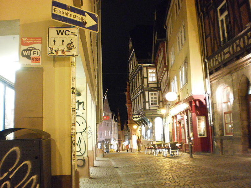 File:Barfüßerstraße Marburg vom Marktplatz mit Wegweiser WC neben Rathaus 2016-03-13.JPG