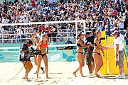 Deutsch: Beachvolleyball bei den Olympischen Jugendspielen 2018; Tag 9, 15. Oktober 2018; Mädchen, Viertelfinale: USA-Spanien 2–1 (21–19/17–21/15–9) English: Beach volleyball at the 2018 Summer Youth Olympics at 15 October 2018 – Girls Quarterfinals: USA-Spain 2–1 (21–19/17–21/15–9)