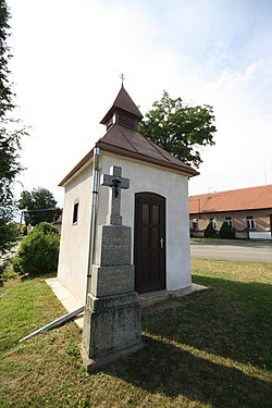 Menara lonceng dan cross di Ocmanice, Třebíč District.jpg