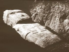 Die Benett-Stele, nachdem sie ausgegraben wurde