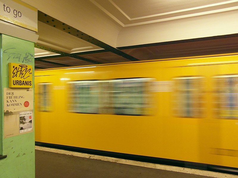 File:Berlin - U-Bahnhof Französische Straße - Linie U6 (7046225517).jpg