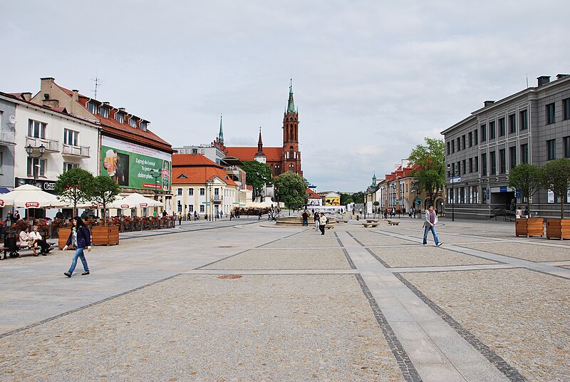 File:Białystok, Rynek Kościuszki, widok na katedrę 2011.jpg