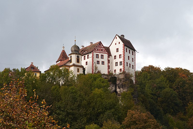 File:Blick auf Burg Egloffstein von W IMG 5104.jpg