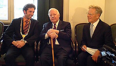 Boris Palmer, Helmut Schmidt und Hans Küng am 8.5.2007 in Tübingen.jpg