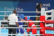 Deutsch: Boxen bei den Olympischen Jugendspielen 2018 Tag 12, 18. Oktober 2018 - Finale Fliegengewicht Mädchen – Martina La Piana (Italien, blau) schlägt Adijat Gbadamosi (Nigeria, rot) 5-0; Ringrichter ist James Beckles (Trinidad und Tobago). English: Boxing at the 2018 Summer Youth Olympics on 18 October 2018 – Girl's flyweight Gold Medal Bout - Martina La Piana (Italy, blue) beats Adijat Gbadamosi (Nigeria, red) 5-0; Referee is James Beckles (Trinidad and Tobago). Español: Boxeo en los Juegos Olímpicos Juveniles de Verano de 2018 en 18 de octubre de 2018 - Combate a medalla de oro de peso mosca para mujeres: Martina La Piana (Italia, azul) le gana a Adijat Gbadamosi (Nigeria, roja) 5-0; El árbitro es James Beckles (Trinidad y Tobago).