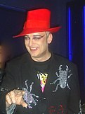 Boy George em sua apresentação como DJ na boate Pacha, em São Paulo, Brasil.