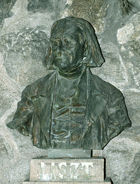 Bratislava Rudnayovo nam busta F Liszta.jpg