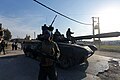 Armata siriana mergand cu un tanc T-90