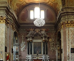 La chapelle Notre-Dame du mont Carmel, retable avec un tableau du XVIIIe siècle.