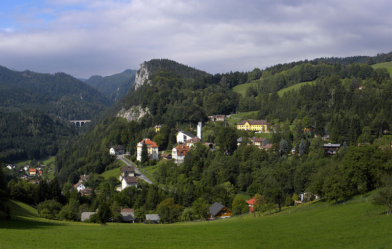 File:Breitenstein mit Semmeringbahn-Viadukt Kalte Rinne.jpg