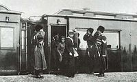 Karl Bulla: Císařovna Alix Hesensko-Darmstadtská, carevič Alexej, Mikuláš II. Alexandrovič vystupují z auta při příjezdu do vojenského tábora, květen 1916