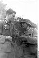 Bundesarchiv Bild 101I-721-0375-32A, Frankreich, zwei Soldaten im Gespräch.jpg