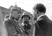 "Zleva: říšský prezident Paul von Hindenburg, Werner von Blomberg a Adolf Hitler na fotografii ze 21. března, 1933."